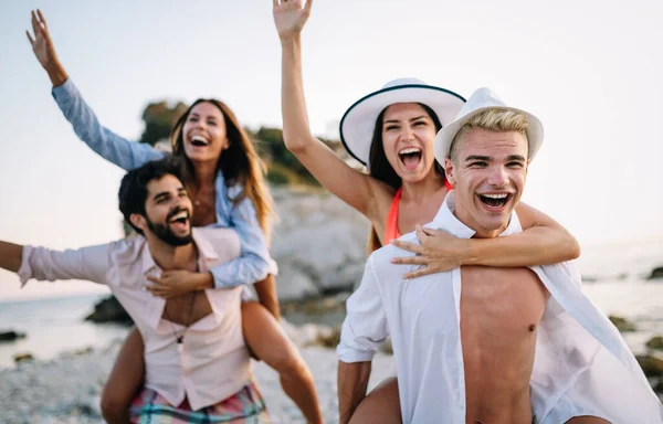Grup Entuziasmați Tineri Prieteni Fericiți Care Distrează Împreună Plajă — Fotografie, imagine de stoc
