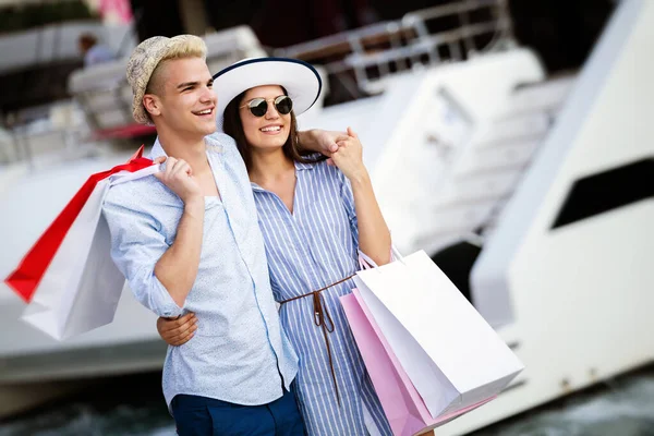 Schönes Junges Paar Trägt Einkaufstüten Und Genießt Zusammen — Stockfoto