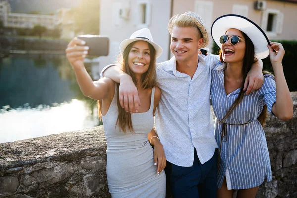 Glad Grupp Vänner Njuter Sightseeing Turné Staden — Stockfoto