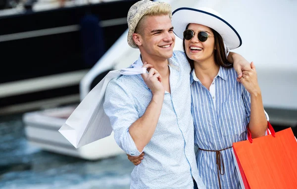 Feliz Pareja Amorosa Disfrutar Compras Juntos Vacaciones — Foto de Stock