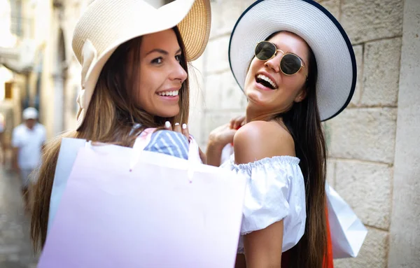 Šťastné Ženy Přátelé Nákupy Cestování Dovolenou — Stock fotografie