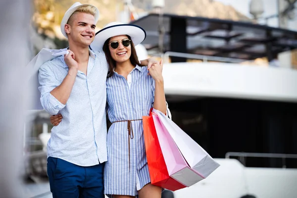 Alışveriş Çantaları Taşırken Birlikte Zevk Güzel Genç Çift — Stok fotoğraf