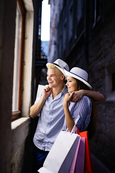 Gelukkig Liefdevolle Paar Genieten Van Samen Winkelen Vakantie — Stockfoto