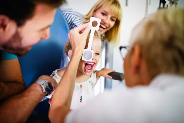 Oftalmológus Ellenőrzi Egy Csinos Kislány Látását Modern Klinikán Család Lányával — Stock Fotó