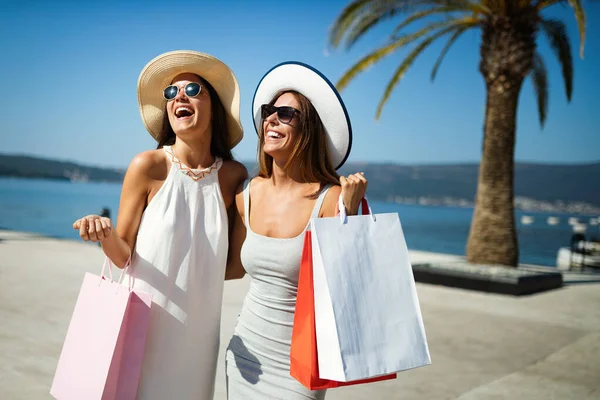 Shopping Frauen Mit Einkaufstüten Spazieren Und Lachen Urlaub — Stockfoto