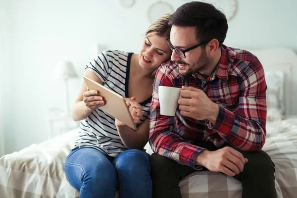 Gelukkige Jonge Paar Met Behulp Van Digitale Tablet Slaapkamer — Stockfoto