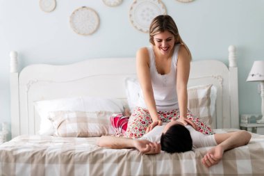 Genç mutlu çift yatak odasında romantik vakit geçiriyor