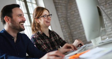 Bilgisayarda çalışan genç attactive tasarımcıları portresi