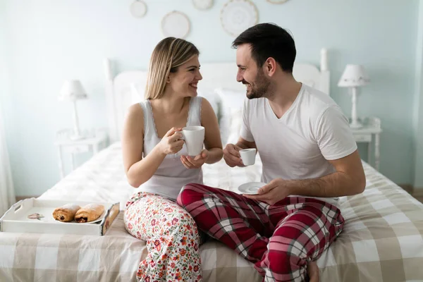 Romántica Pareja Joven Divirtiéndose Dormitorio Juntos — Foto de Stock