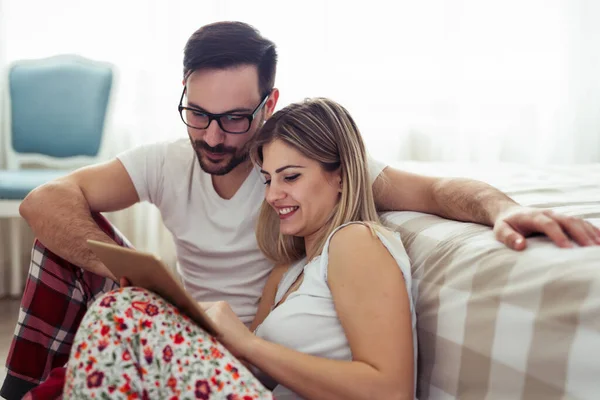 Jovem Casal Atraente Usando Juntos Tablet Digital Quarto — Fotografia de Stock