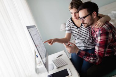 Bilgisayarda çalışan tasarımcıların genç çekici çift