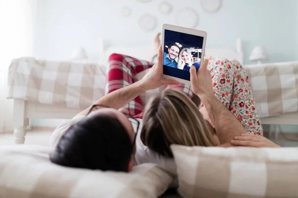 Jeune Couple Attrayant Utilisant Ensemble Tablette Numérique Dans Chambre — Photo