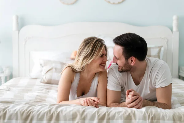 Jovem Casal Feliz Ter Tempo Romântico Quarto — Fotografia de Stock