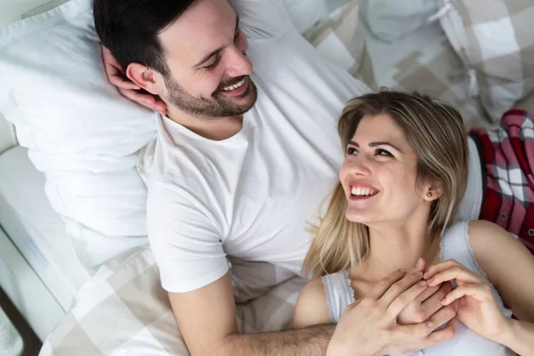 Jovem Casal Feliz Ter Tempo Romântico Quarto — Fotografia de Stock