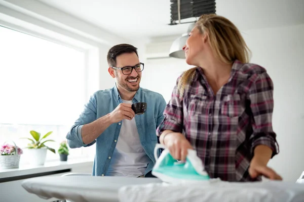 Pareja Joven Haciendo Planchado Juntos Casa — Foto de Stock