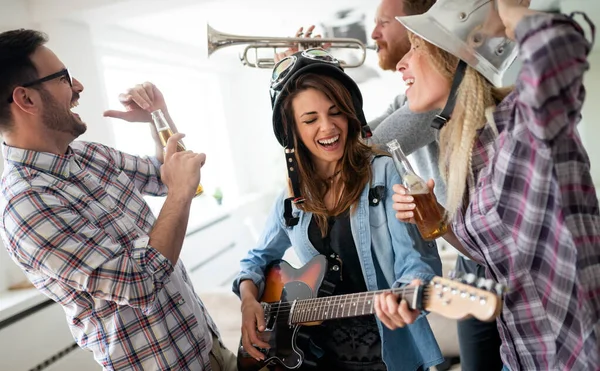 Vrolijke Groep Vrienden Die Samen Feesten Instrumenten Bespelen — Stockfoto