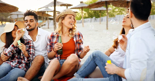 Groupe Amis Heureux Faisant Fête Sur Plage Amusant — Photo