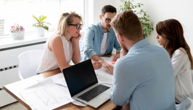 Ofiste ekip olarak çalışan genç iş adamları