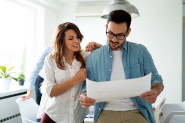 Girişim çeşitliliği takım çalışması eğlenceli beyin fırtınası insanlarla tanışma iş konsepti