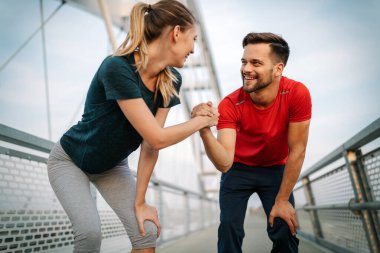 Güzel bir çift doğada koşuyor sağlıklı yaşıyorlar.