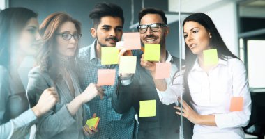 Ofiste iş proje üzerinde yaratıcı profesyonel iş adamları