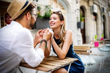 Romantik güzellik portresi kapatıyoruz. Mutlu hipster çiftin kucaklaşması ve eğlenmesi.