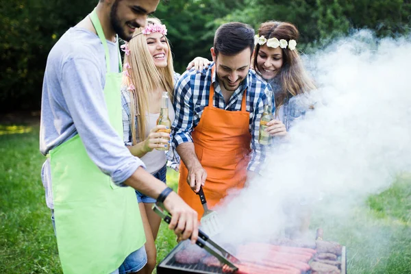 Grupp Människor Vänner Som Står Runt Grill Chattar Dricker Och — Stockfoto