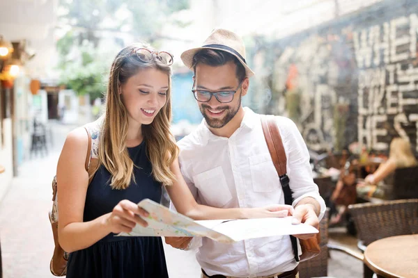 Mooi Paar Liefde Glimlachen Dating Buiten — Stockfoto