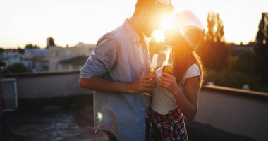 Genç güzel mutlu çift açık havada bira ile kızartma