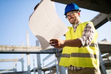 Resmi inşaat sitesi mühendis inşaat plan seyir