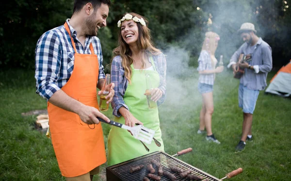 Vrienden Maken Een Barbecue Samen Buiten Natuur — Stockfoto