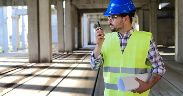 Manliga Arkitekt Kommunicerar Walkie Talkie Byggnadsplatsen — Stockfoto