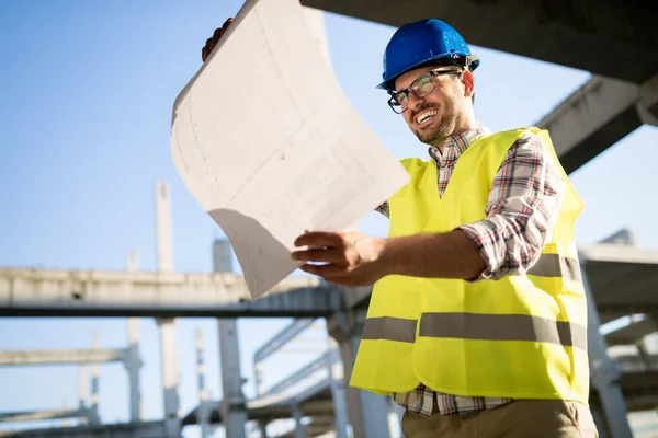 Picture Construction Site Engineer Looking Construction Plan — Stock Photo, Image