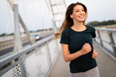 Genç, formda ve genç bir kadının portresi.