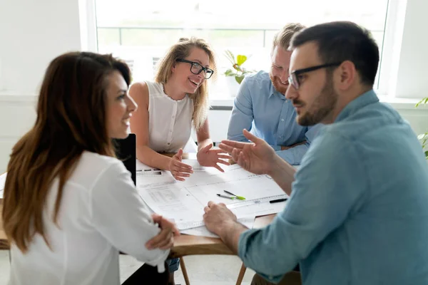 Groep Jonge Zakenpartners Die Ideeën Plannings Werkzaamheden Office Bespreken — Stockfoto