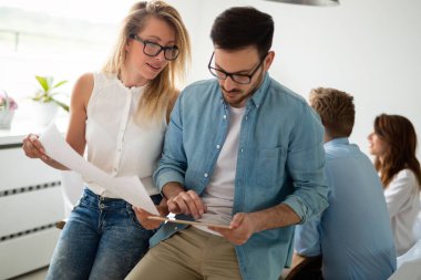 Birlikte çalışan ve beyin fırtınası olan bir grup iş adamı