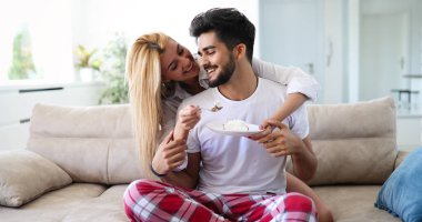 Evde vakit genç sevimli çift pasta yemeye