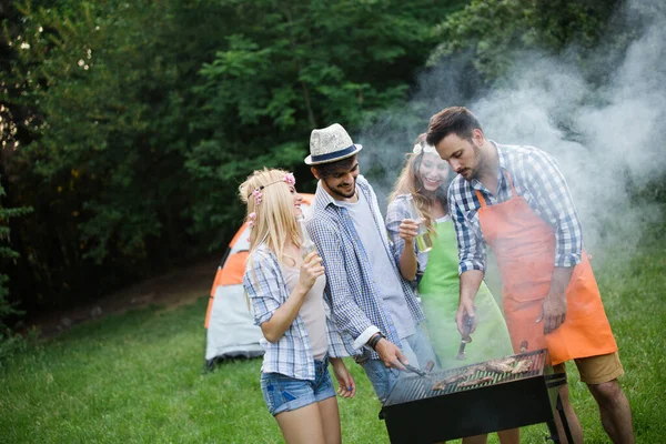 Group Friends Making Barbecue Nature Eating Sharing Positive Emotions — Stock Photo, Image