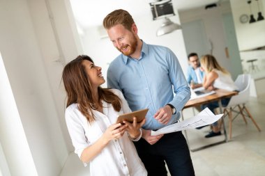Genç insan mimarları ofiste iş planları tartışıyor