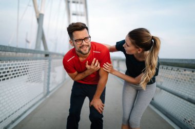 Spor zinde genç bir adamın kalp bölgesinde ağrısı var.