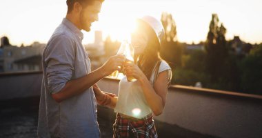 Mutlu çift zevk içecekler ve balkon parti.