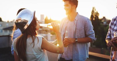 Eğlenceli kez birlikte ve içme harcama mutlu neşeli arkadaşları