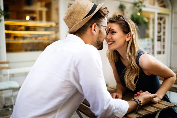 Felice Coppia Romantica Innamorata Divertirsi All Aperto Giorno Estate — Foto Stock