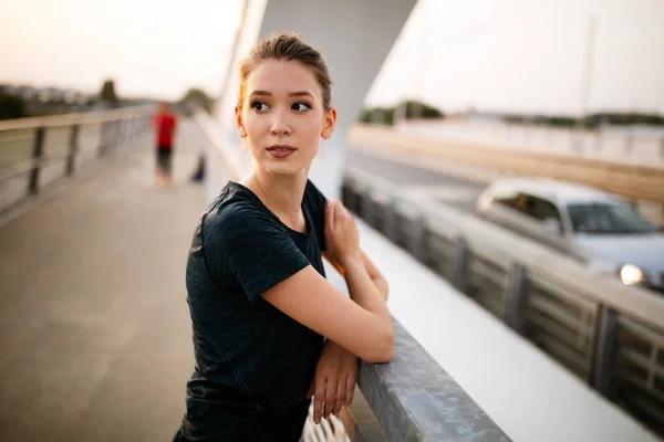 体と魂を形に保つために街をジョギングするスポーティ若い女性 — ストック写真