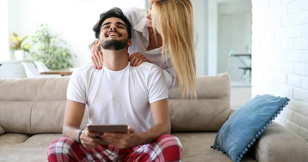 Young Attractive Couple Spending Time Together Home Using Tablet — Stock Photo, Image