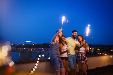 Grup arasında mutlu genç arkadaşlar sahip olan parti ve eğlence