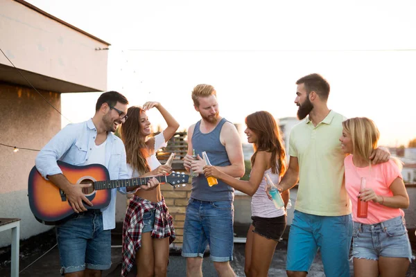 Groupe Jeunes Qui Amusent Lors Une Fête Estivale — Photo