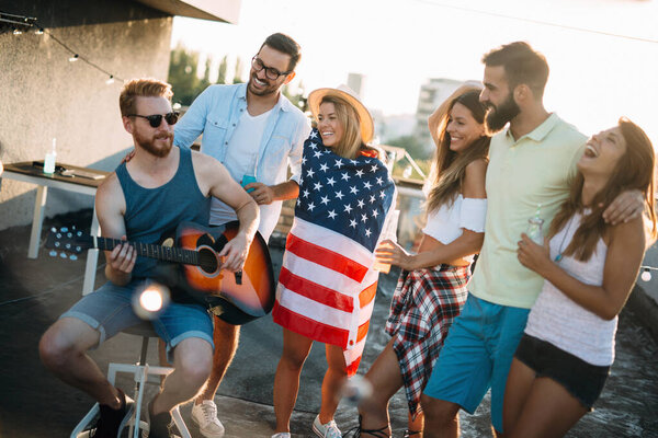 Группа молодых людей веселится на летней вечеринке
