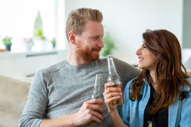 Çift rahatlatıcı ve evde birlikte vakit geçirmek