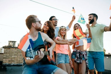 Bir yaz partisinde eğlenen bir grup genç